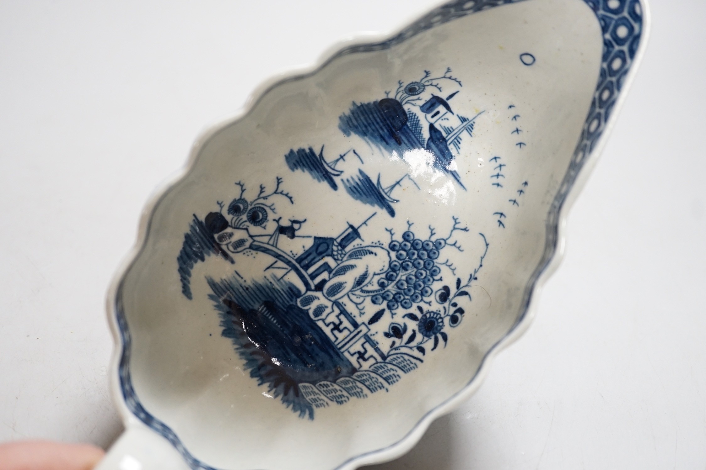 An 18th century Worcester sauceboat painted in underglaze blue in the full moon pattern. 23cm wide